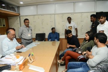 London Babulu Movie Team at KBN College Vijayawada